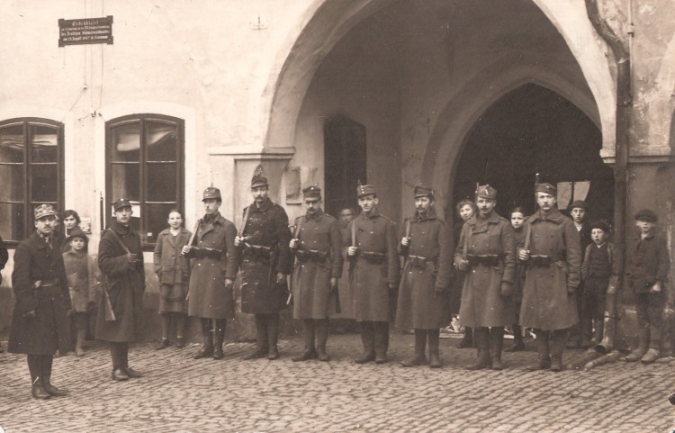 Stráž československé armády u radnice v Českém Krumlově, prosinec 1918.