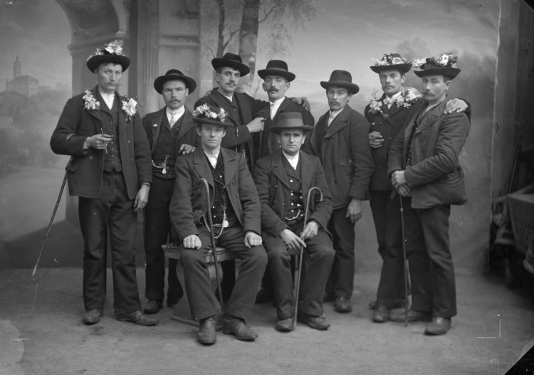 Skupina rekrutů ze Světlíku v ateliéru Seidel, prosinec 1914.