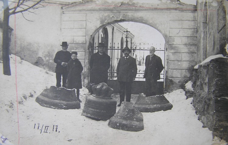 Odvoz rozbitého zvonu z velešínského kostela pro potřeby válečného průmyslu.