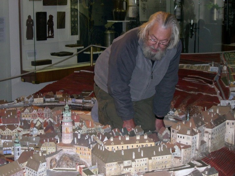 Autor keramického modelu města Český Krumlov Ing. arch. Petr Pešek, 2006.