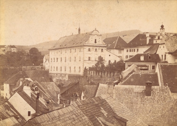 Pohled na historickou budovu bývalého jezuitského semináře - dnešního muzea - datovaný kolem roku 1905. 
