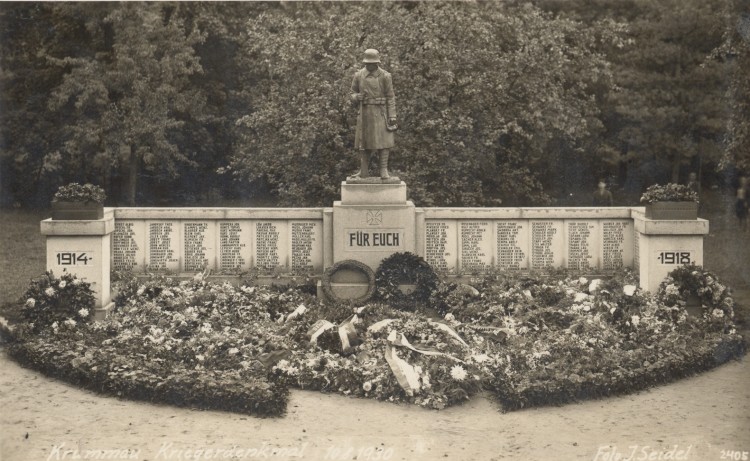 Pomník padlým spoluobčanům ve světové válce v městském parku v Českém Krumlově, zrušený po roce 1945