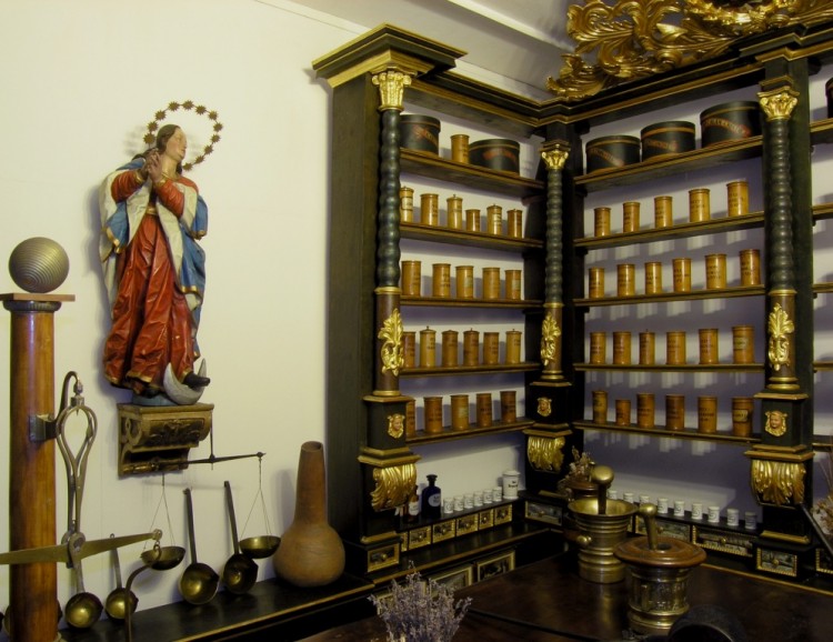 Mobiliář barokní lékárny se sochou Panny Marie Immaculaty, Český Krumlov - jezuitská kolej, 18. století 