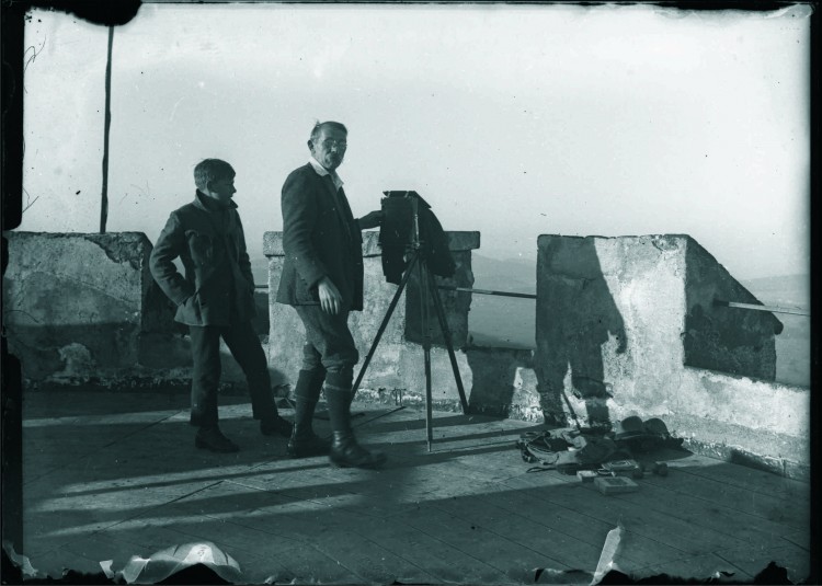 10. Josef Seidel při fotografování na koruně rozhledny na Kleti, nedatováno (Museum Fotoateliér Seidel)