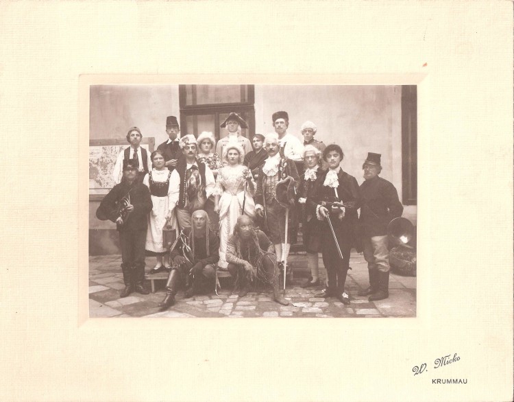 16. Wenzel Micko - Skupinový snímek herců divadelního představení Lucerna, 1912 (Regionální muzeum Č.K.)