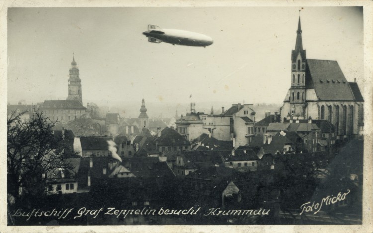 17. Wenzel Micko - vzducholoď Graf Zeppelin přelétá nad městem, 1938 (Regionální muzeum v Č.K.)
