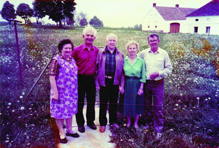 18. Josef Krnínský (uprostřed) s Františkem Ondráškem  a Miroslavem Rynešem v Chodči po svém návratu  do vlasti po listopadu 1989.