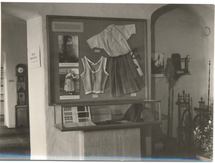 1956, pohled do expozice muzea - národopis.