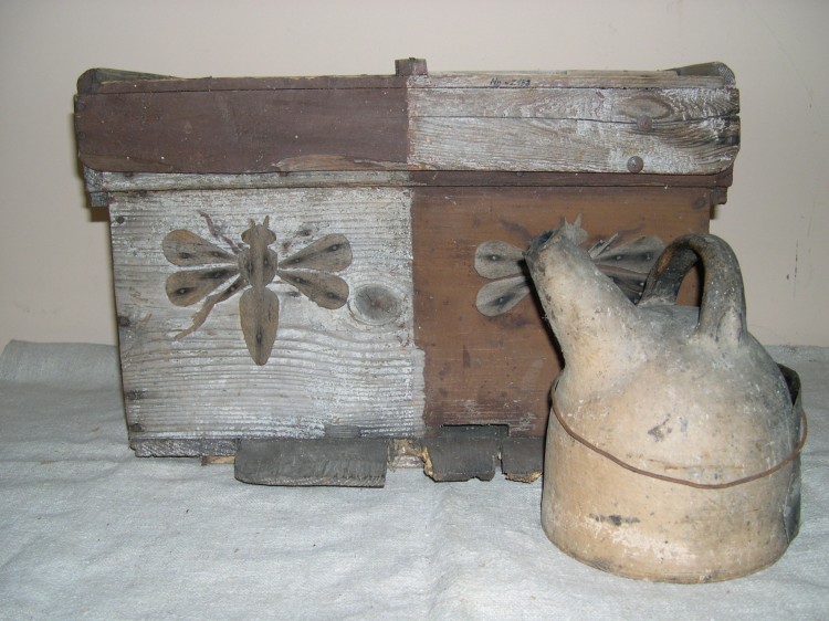 Dřevěný úl a vykuřovadlo na včely, polovina 19. století.