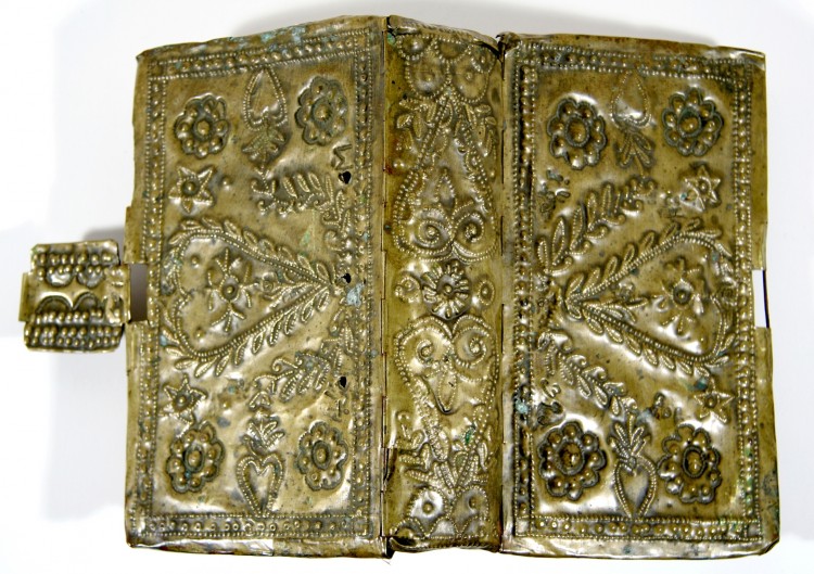 Nebeklíč - tepaná kovová obálka, český tisk, Křemže, 18. století.