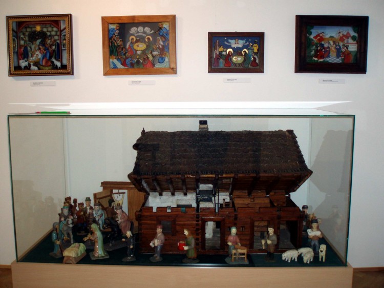 Pohled do výstavy - model šumavské chalupy a betlém Vojtěcha Mráze.