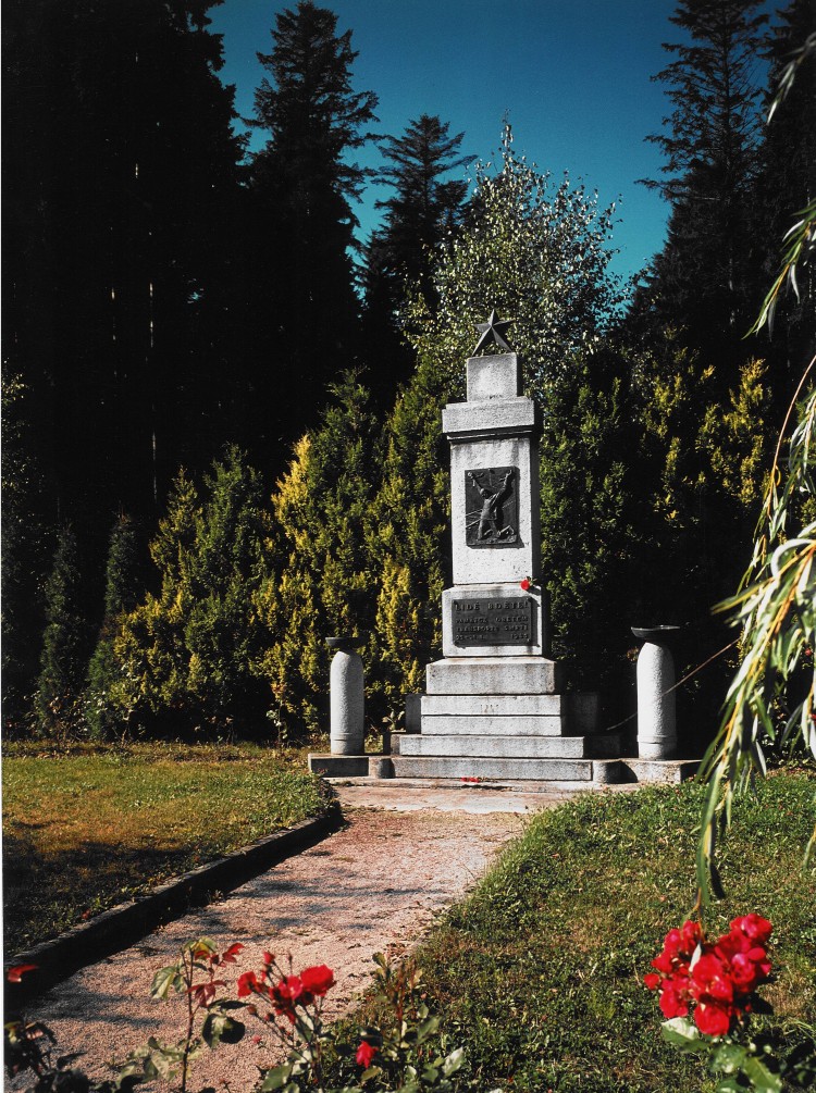 Omlenice, Památník - společný hrob 64 vězňů z vlaku smrti z roku 1945