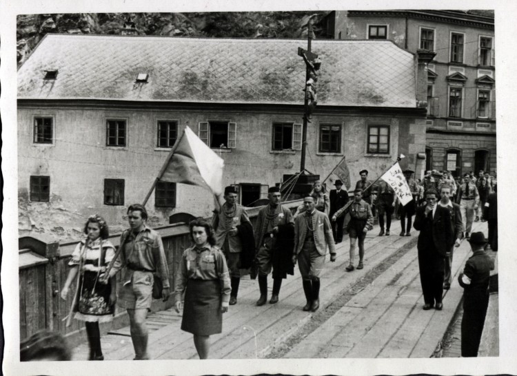 Průvod při národní slavnosti. Sokolové a skauti na Lazebnickém mostě, ČK, 12.8.1945