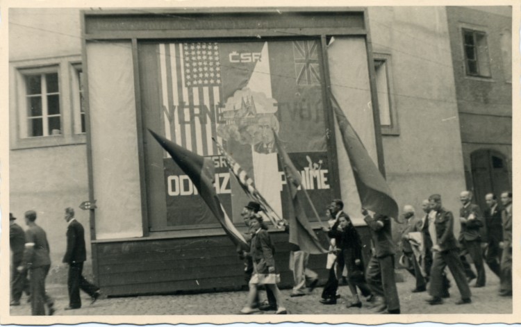 Průvod českých obyvatel na Latránu,Český Krumlov, květen 1945